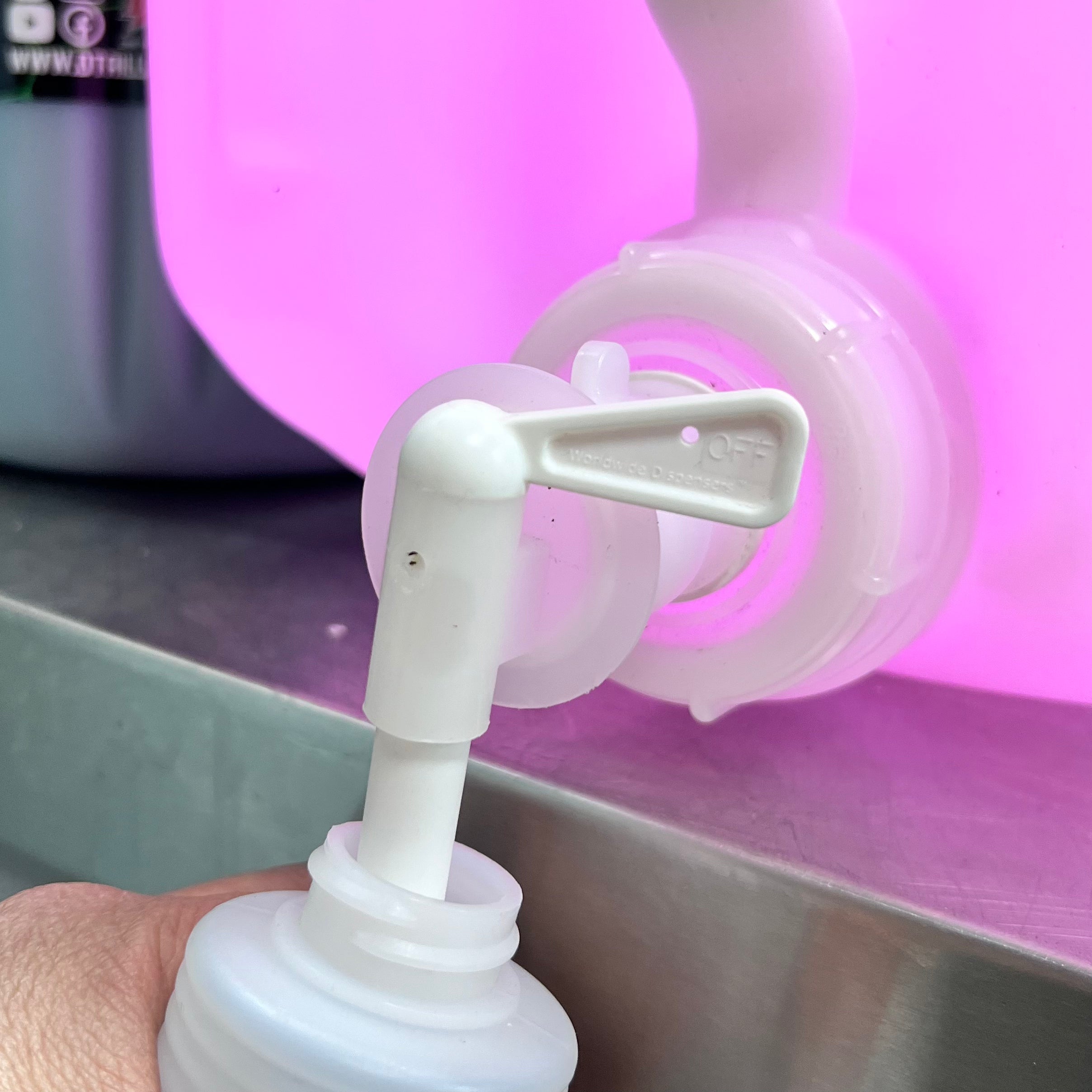 PVC Valve for 20 Liter (5 gal) container - BOTTLES, SPRAYERS AND DISPENSERS - D-Tail Lab