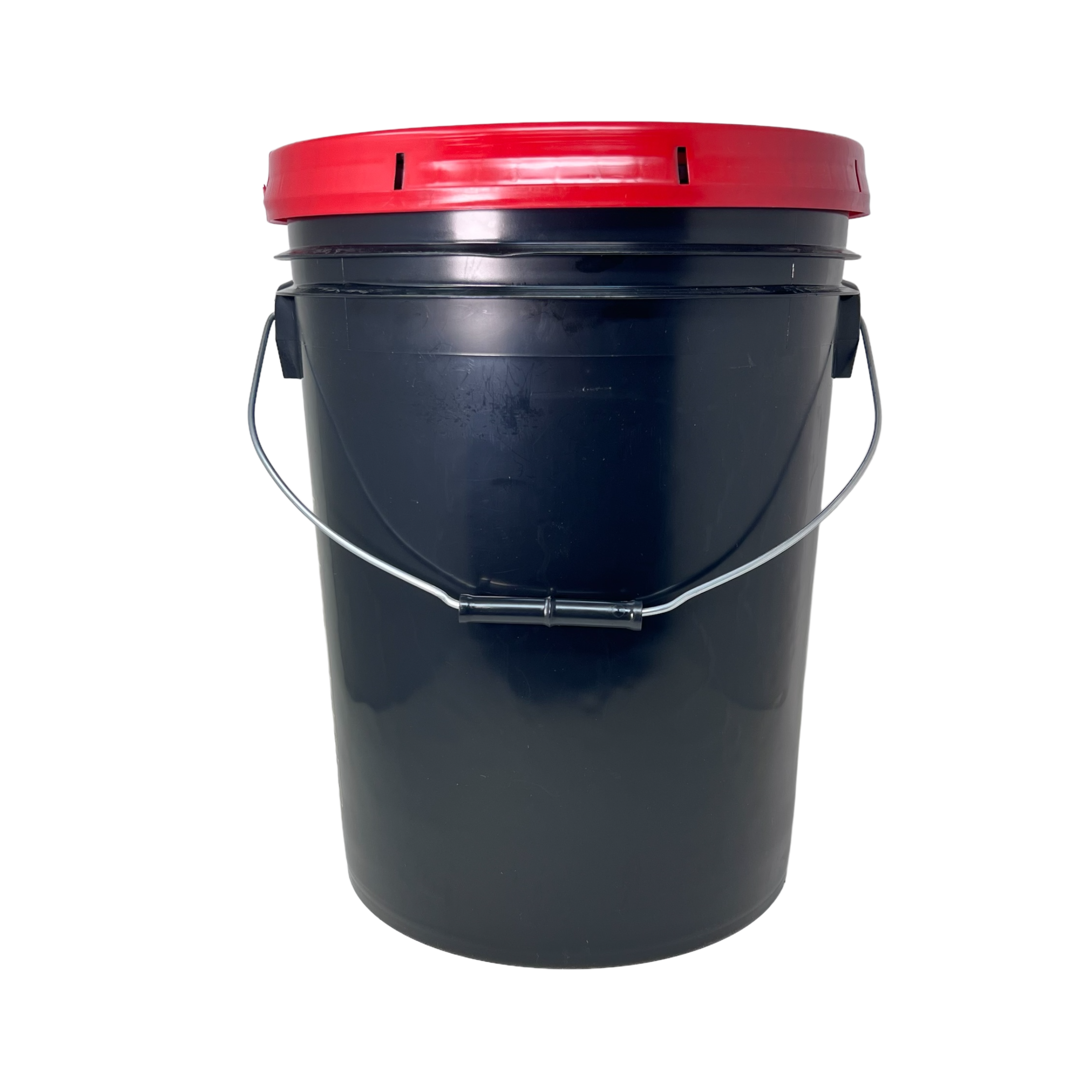 带红色盖子的黑色塑料细节桶 - 20 升 - 5.3 加仑